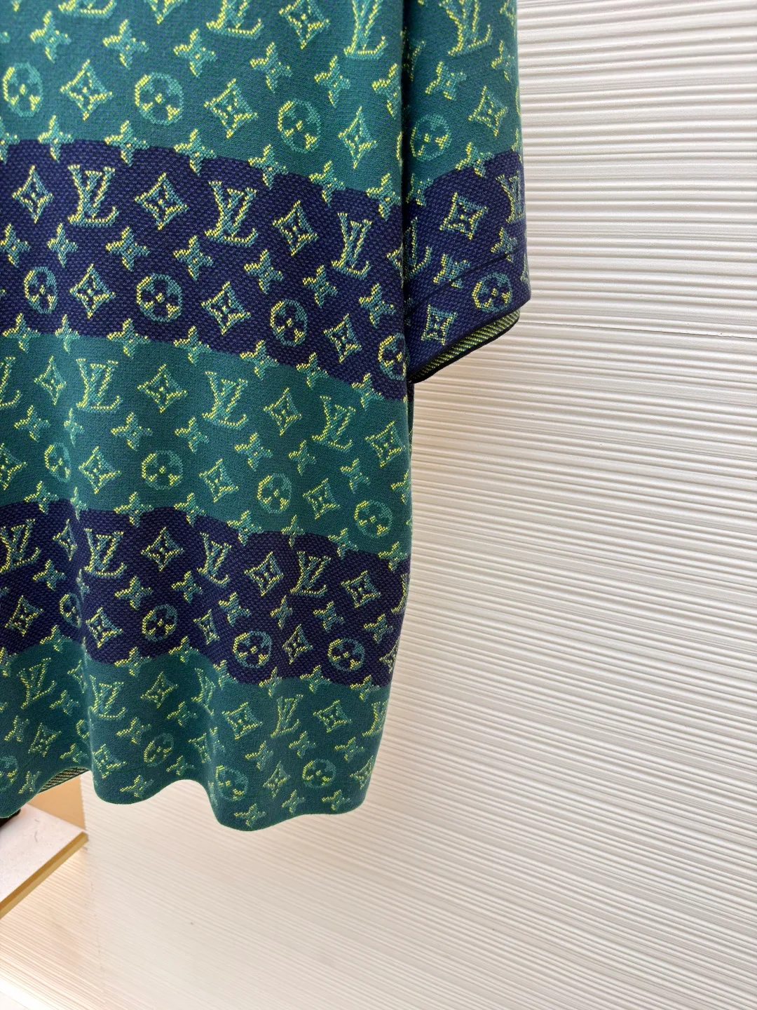LOUIS VUITTON Contrast Color Jacquard Knitted Crewneck ●Original version: Purchased and developed by 13521 ●Item number: 1680862-A85 ●Material: knitted fabric ●Technology: jacquard production ●Version: fitted version ●Weight: about 375g ●Size: The contrasting horizontal stripes incorporate trompe l'oeil 3D effect Monogram elements, and exquisite jacquard craftsmanship interprets traditional sports style. The overall wiring is straight and delicate, the fabric is comfortable and soft, and the color is consistent without color difference. It can be matched with the same style to create a fashionable look and control various occasions. Customized accessories, complete with three standards, same style for men and women!